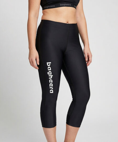 Kvinnlig modell visar ett par svarta 3/4 långa race tights. Modellen står framifrån i en studio med ljusgrå bakgrund.