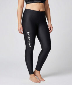 Kvinnlig modell visar ett par svarta race tights. Modellen står framifrån i en studio med ljusgrå bakgrund.