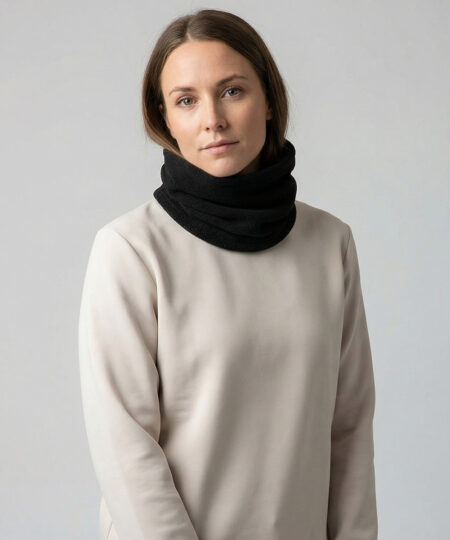 Fleece Turtle Neck är en polokrage i skön microfleece som ger behaglig värme och skydd till hela halsen under kyliga dagar. Bilden visar en kvinlig modell framifrån.