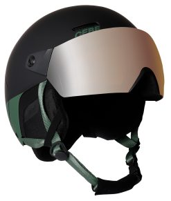 Pow 2 Vision är en visirhjälm från Cébé som kombinerar hög säkerhet med mycket god sikt i skidbacken. Hjälmen är utrustad med ett visir i linskategori 2, anpassat för varierande förhållanden med både soligt och molnigt väder. Bilden visas snett framifrån.