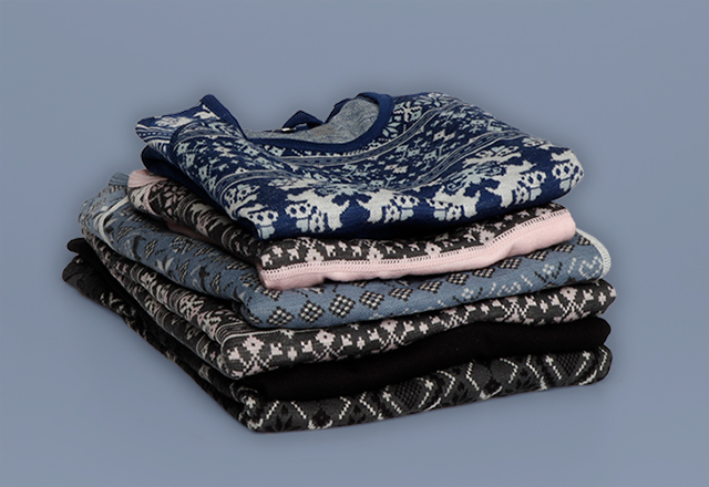 Bagheera Merino Dalecarlian underställ för hela familjen. Bilden visar en hög med vikta underställstoppar.