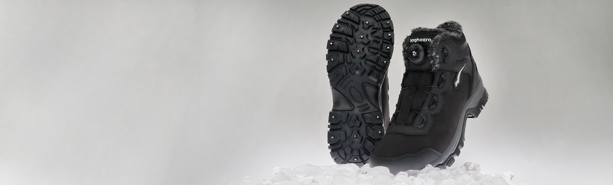 Utforska vintern med Bagheera Explorer, en vattentät känga som kombinerar värme, komfort och stabilitet. Perfekt för promenader på isiga och snöiga underlag.