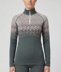 Mörkgrön/Benvit Bagheera underställströja tillverkad i 100% merinoull och ska bäras vid aktiviteter där extra värme och bra fukttransport behövs. Bilden visar en kvinlig modell framifrån.