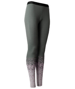 Mörkgröna underställsbyxor tillverkad i 100% merinoull och ska bäras vid aktiviteter där extra värme och bra fukttransport behövs. Bilden visar byxorna snett framifrån.