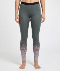 Mörkgröna underställsbyxor tillverkad i 100% merinoull och ska bäras vid aktiviteter där extra värme och bra fukttransport behövs. Bilden visar en kvinlig modell framifrån.