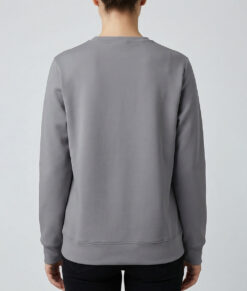 Kvinlig modell visar vår mörkgrå unisex Cloud Crew Neck tröja bakifrån mot en ljusgrå bakgrund.