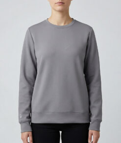 Kvinlig modell visar vår mörkgrå unisex Cloud Crew Neck tröja framifrån mot en ljusgrå bakgrund.