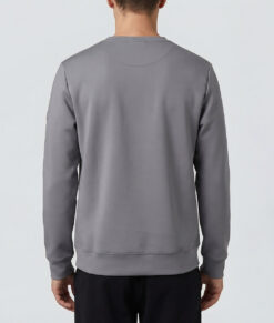 Manlig modell visar vår mörkgråa unisex Cloud Crew Neck tröja bakifrån mot en ljusgrå bakgrund.