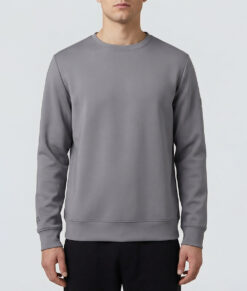 Manlig modell visar vår mörkgråa unisex Cloud Crew Neck tröja framifrån mot en ljusgrå bakgrund.