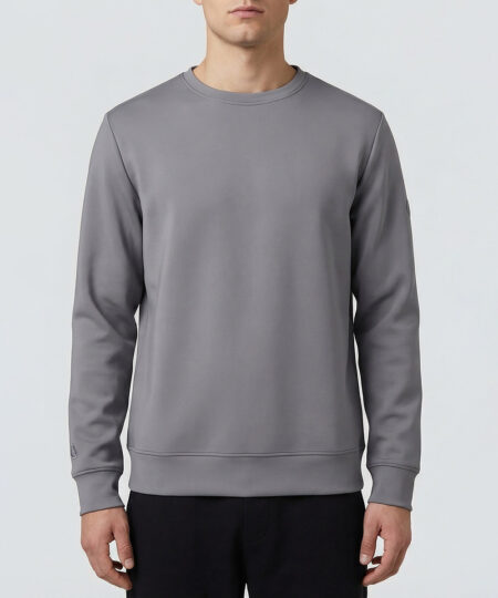 Manlig modell visar vår mörkgråa unisex Cloud Crew Neck tröja framifrån mot en ljusgrå bakgrund.