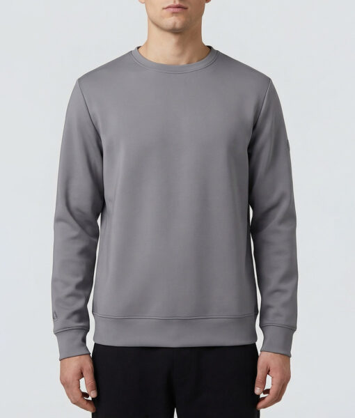 Manlig modell visar vår mörkgråa unisex Cloud Crew Neck tröja framifrån mot en ljusgrå bakgrund.