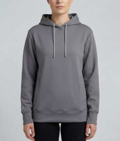 Kvinlig modell visar vår mörkgrå huvjacka i unisexmodell. Cloud Crew Neck framifrån mot en ljusgrå bakgrund.