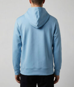 Manlig modell visar vår duvblå huvjacka i unisexmodell. Cloud Crew Neck bakifrån mot en ljusgrå bakgrund.