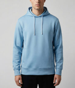 Manlig modell visar vår duvblå huvjacka i unisexmodell. Cloud Crew Neck framifrån mot en ljusgrå bakgrund.