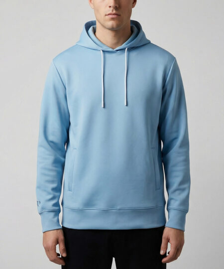 Manlig modell visar vår duvblå huvjacka i unisexmodell. Cloud Crew Neck framifrån mot en ljusgrå bakgrund.