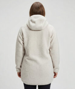 Kvinlig modell visar vår benvita Comfy Hood Jacket bakifrån mot en ljusgrå bakgrund.