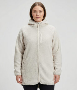 Kvinlig modell visar vår benvita Comfy Hood Jacket framifrån mot en ljusgrå bakgrund.
