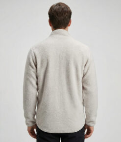 Manlig modell visar vår benvita Comfy Jacket bakifrån mot en ljusgrå bakgrund.