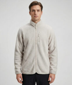 Manlig modell visar vår benvita Comfy Jacket framifrån mot en ljusgrå bakgrund.