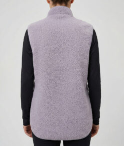 Kvinlig modell visar vår lavendelfärgade Comfy Vest bakifrån mot en ljusgrå bakgrund.