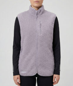 Kvinlig modell visar vår lavendelfärgade Comfy Vest framifrån mot en ljusgrå bakgrund.