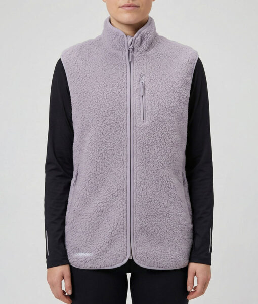 Kvinlig modell visar vår lavendelfärgade Comfy Vest framifrån mot en ljusgrå bakgrund.