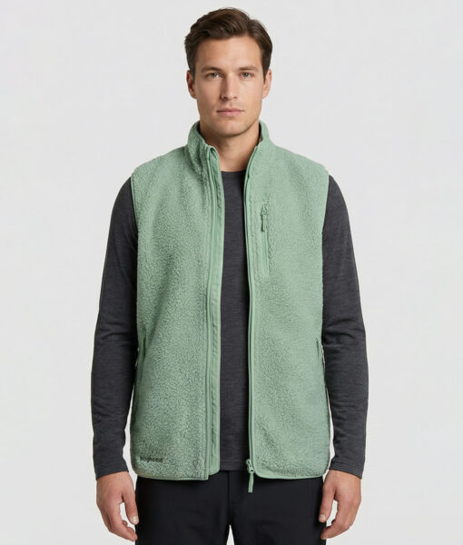 Manlig modell visar vår ljusgröna Comfy Vest framifrån mot en ljusgrå bakgrund.