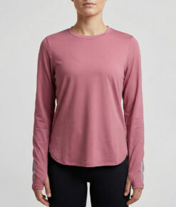 Kvinlig modell visar en rosefärgad långärmad träningströja Serene Tank Top för dam. Modellen visar tröjan framifrån mot en ljusgrå bakgrund.