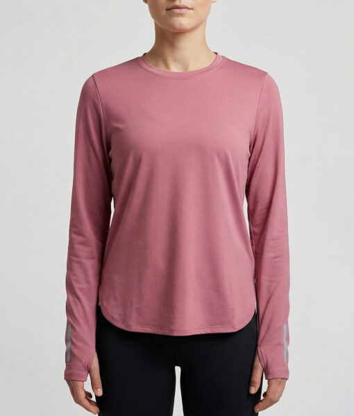 Kvinlig modell visar en rosefärgad långärmad träningströja Serene Tank Top för dam. Modellen visar tröjan framifrån mot en ljusgrå bakgrund.