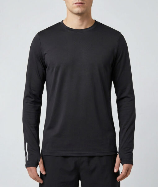 Manlig modell visar en svart långärmad träningströja Daze LS Top för herr. Modellen visar tröjan framifrån mot en ljusgrå bakgrund.