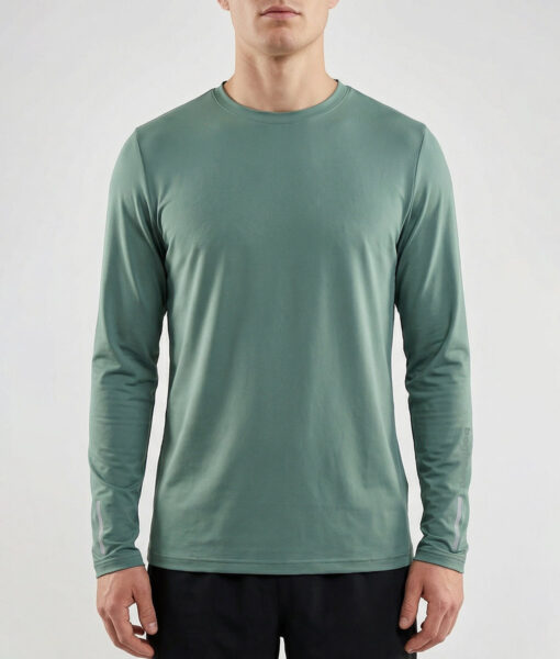 Manlig modell visar en mörkgrön långärmad träningströja Serene LS Top för herr. Modellen visar tröjan framifrån mot en ljusgrå bakgrund.