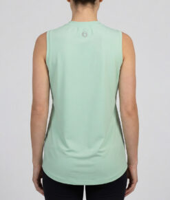Kvinlig modell visar ett mintgrönt träningslinne Serene Tank Top för dam. Modellen visar linnet bakifrån mot en ljusgrå bakgrund.