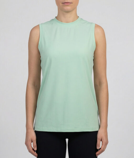 Kvinlig modell visar ett mintgrönt träningslinne Serene Tank Top för dam. Modellen visar linnet framifrån mot en ljusgrå bakgrund.