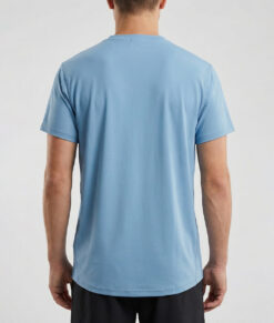 Manlig modell visar en duvblå tränings t-shirt Serene Tee för herr. Modellen visar tröjan bakifrån mot en ljusgrå bakgrund.