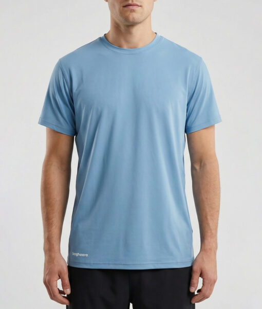 Manlig modell visar en duvblå träningst-shirt Serene Tee för herr. Modellen visar tröjan framifrån mot en ljusgrå bakgrund.