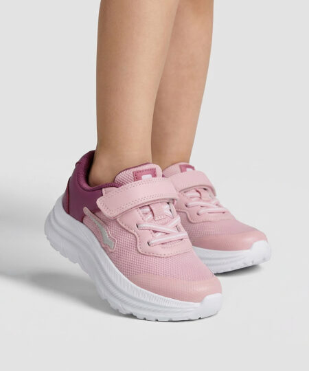 Tjejmodell i 3 års åldern visar en rosa- plommonfärgad sportsko. Bagheera Buzz. Modellen står framifrån i en studio med ljusgrå bakgrund.