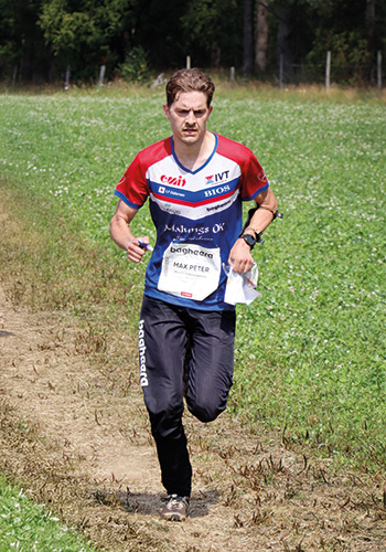 manlig orienterare springer i bagheera kläder malungs ok tröja och och orienteering Pants på öppet fält på o-ringen.