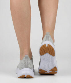 Kvinlig modell visar en sandfärgad bagheera phoenix sneaker. Modellen står bakifrån i en studio med ljusgrå bakgrund.