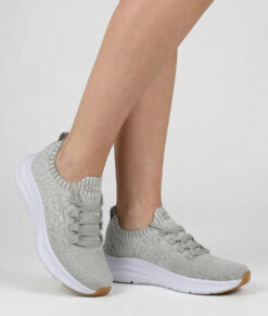 Kvinlig modell visar en sandfärgad bagheera phoenix sneaker. Modellen står framifrån i en studio med ljusgrå bakgrund.