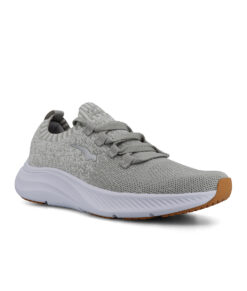 Bagheera phoenix en sandfärgad lätt bekväm och luftig sneaker i unisexmodell. Bilden visar skon snett framifrån mot vit studiobakgrund.