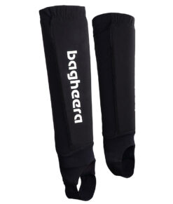 Ett par svarta skenbensskydd i unisexmodell. Benskydden visas snett framifrån i en studio med vit bakgrund.