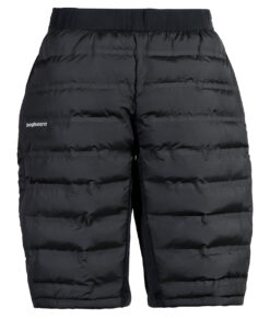 Ett par svarta vadderade shorts med dragkedja i herrmodell. Shortsen visas framifrån i en studio med vit bakgrund.