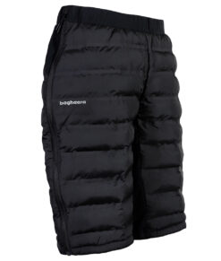 Ett par svarta vadderade shorts med dragkedja i herrmodell. Shortsen visas snett framifrån i en studio med vit bakgrund.