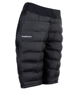 Ett par svarta vadderade shorts med dragkedja i dammodell. Shortsen visas snett framifrån i en studio med vit bakgrund.