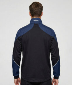 Manlig modell visar en marinblå svart vind- och vattentät träningsjacka Selva för herr i en studio med ljusgrå bakgrund. Modellen står bakifrån.