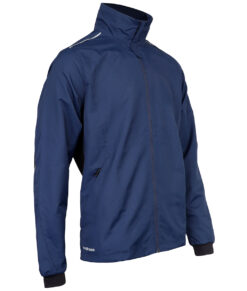 Marinblå vind- och vattentät träningsjacka Selva för herr i en studio med vit bakgrund. Jackan visas snett framifrån.