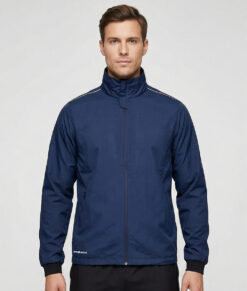 Manlig modell visar en marinblå vind- och vattentät träningsjacka Selva för herr i en studio med ljusgrå bakgrund. Modellen står framifrån.