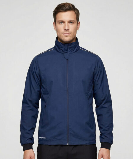 Manlig modell visar en marinblå vind- och vattentät träningsjacka Selva för herr i en studio med ljusgrå bakgrund. Modellen står framifrån.