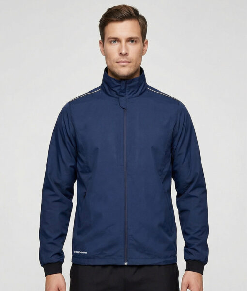 Manlig modell visar en marinblå vind- och vattentät träningsjacka Selva för herr i en studio med ljusgrå bakgrund. Modellen står framifrån.