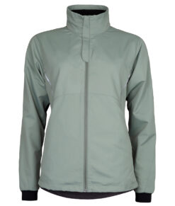 Ljusgrön vind- och vattentät träningsjacka Selva för dam i en studio med vit bakgrund. Jackan visas framifrån.